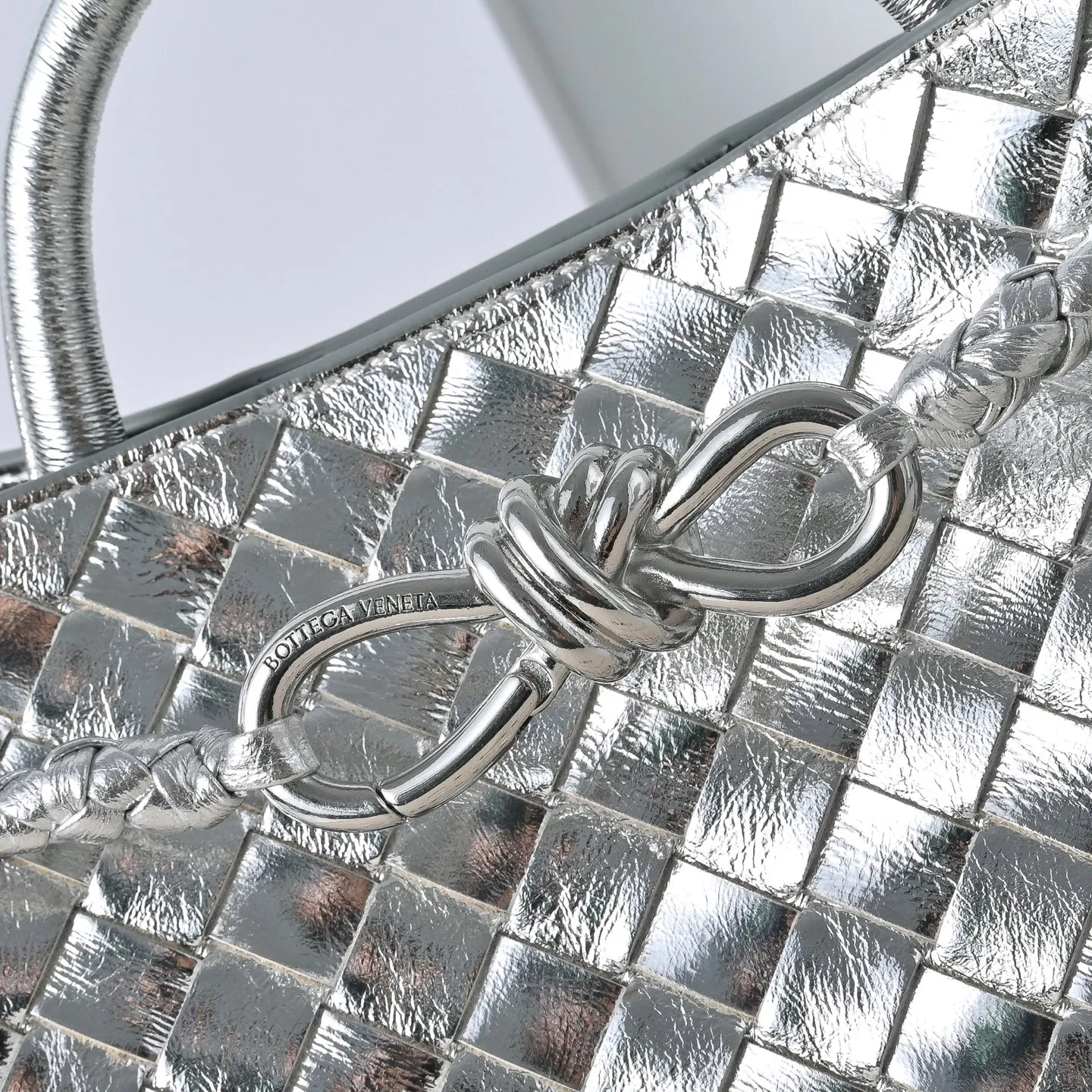 The 2023 new Andiamo batch of 1860 BV has been shipped‼ ️Really popular🔥The new Andiamo woven handbag launched by Bottega Veneta this season is really popular all over the world! ! Celebrities at home and abroad have worn it, and Oscar-winning actress Michelle Yeoh has taken it out on the street. Song Jia, Trai Yara, Yu Feihong, Sanji Ayaka, Rosie Hunting-Whiteley, Yoshioka Riho, etc. have all picked up this bag. It is classic and versatile, showing off its temperament, and the bag capacity is also large, which is very convenient for daily commuting! ! A variety of carrying methods, the shoulder straps can be adjusted by yourself, the original lambskin feels soft and delicate, and the unisex style breaks the gender boundaries and brings a more practical and longer-lasting use experience. Andiamo, which has both elegant and casual styles, perfectly interprets the true appearance of "fashionable old money style". Style number: 7463 Size: 25*22*10.5cm